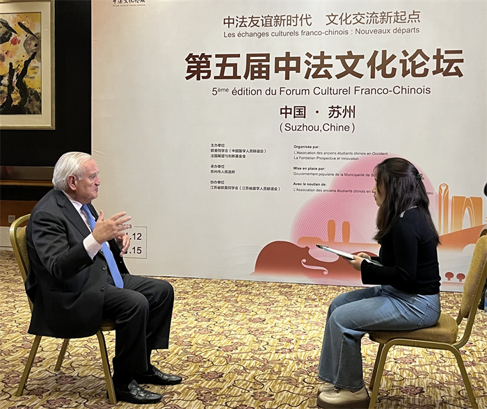 法國前總理、法國展望與創(chuàng)新基金會(huì)主席讓-皮埃爾·拉法蘭接受人民網(wǎng)的采訪。（國際在線供圖）