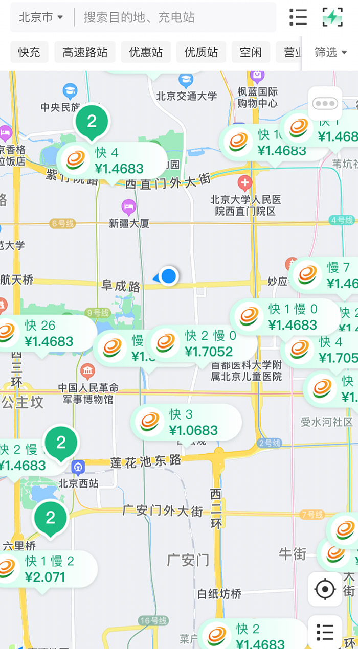 中新財經(jīng)查詢相關(guān)充電APP發(fā)現(xiàn)，電價平峰時段，快充樁的價格普遍在1.4元度左右。