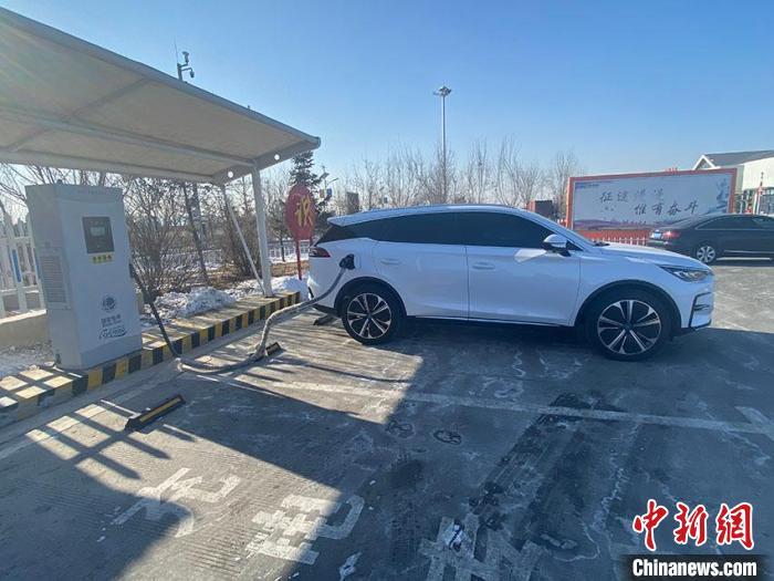 資料圖：新能源汽車正在充電?！±畹?攝