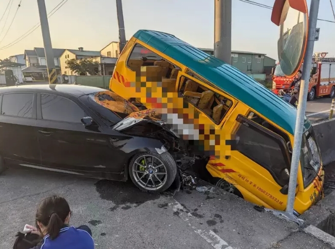 托兒所校車被轎車從側邊撞上，車體嚴重毀損。圖片來源：臺灣《聯(lián)合報》民眾供圖