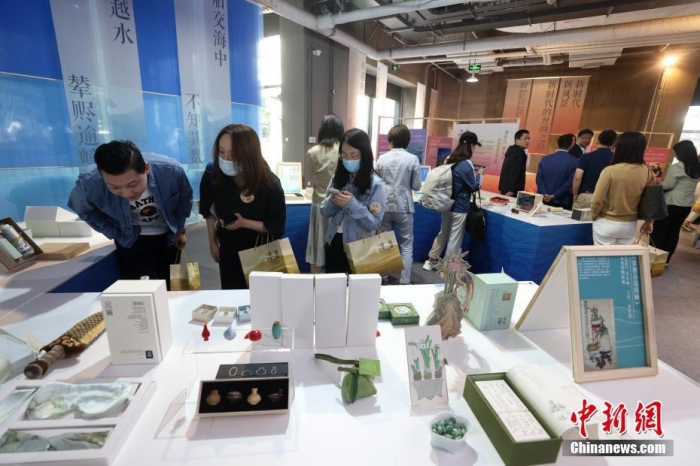 9月28日，“一帶一路，文明之橋”圖書(shū)文創(chuàng)展在北京圖書(shū)大廈開(kāi)幕，圖為觀眾參觀展覽。<a target='_blank' href='/'><p  align=