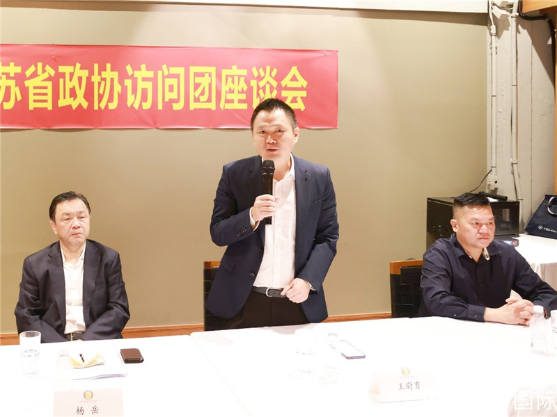 中國駐里約總領館副總領事王尉育（中）在座談會上致辭。人民網(wǎng)記者 陳海琪攝