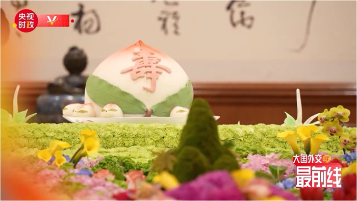 圖為今年7月基辛格訪華時午宴上的壽桃。來源：央視新聞截圖