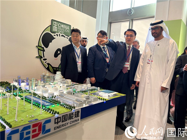 COP28主席蘇爾坦·賈比爾參觀中國角展示。人民網記者任皓宇攝