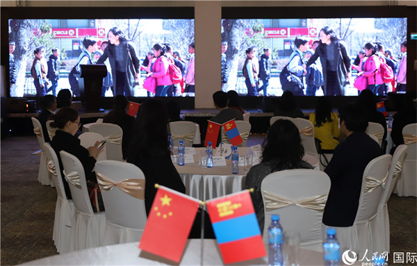 12月1日，活動(dòng)現(xiàn)場(chǎng)播放防治結(jié)核病宣傳短片。人民網(wǎng)記者 霍文攝