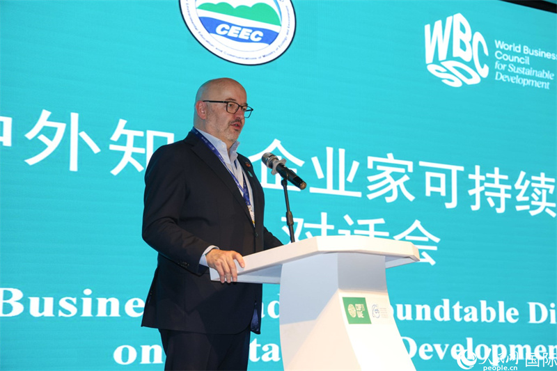 世界可持續(xù)發(fā)展工商理事會會長兼主席貝德凱致辭。人民網(wǎng)記者任皓宇攝