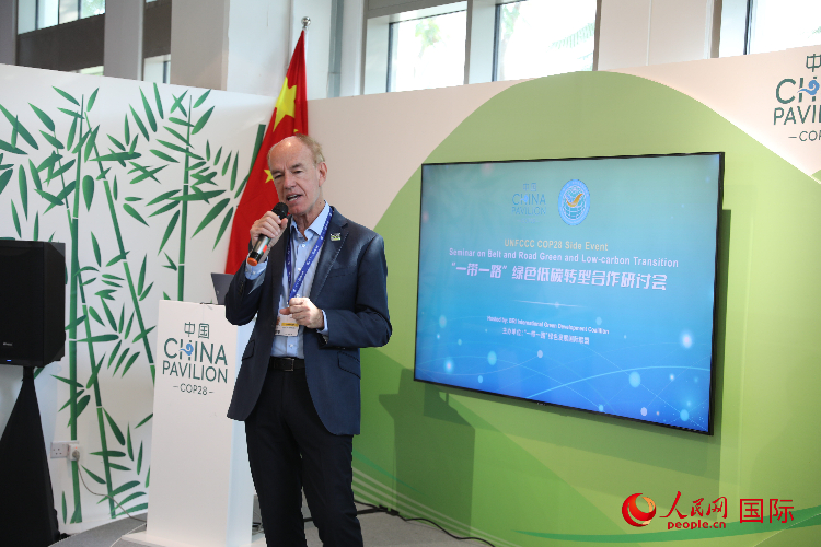 綠色聯(lián)盟聯(lián)合主席、世界自然基金會國際特使蘭博蒂尼在“一帶一路”綠色低碳轉型合作研討會上發(fā)言。人民網(wǎng)記者 張志文攝