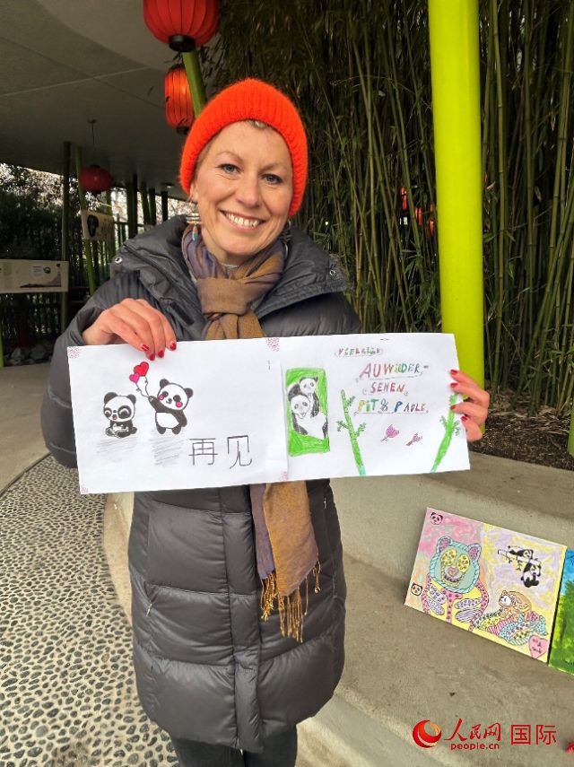 桑德拉和德國小朋友們的作品。右圖寫著“祝福好運(yùn)，再見 Pit和Paule（“夢(mèng)想”“夢(mèng)圓”的德語名字）”。人民網(wǎng)記者 徐馨攝