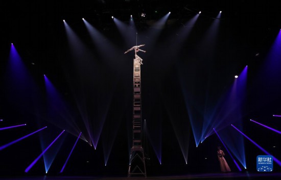 12月8日，演員在法國巴黎舉行的中國雜技“奇妙之夜”演出上表演《高椅》。新華社記者 高靜 攝