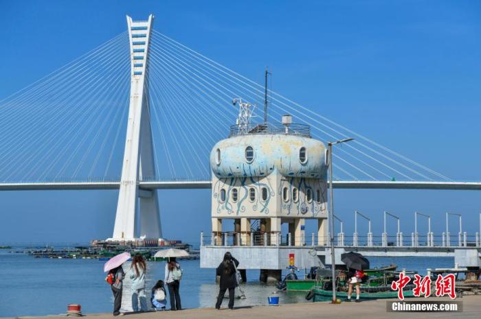 圖為游客在文昌鋪前漁港游玩。<a target='_blank' href='/' _fcksavedurl='/' ><p  align=