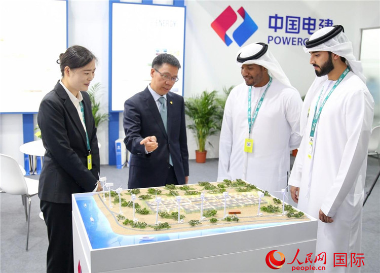 訪客在中國電建展臺參觀風(fēng)電項(xiàng)目沙盤。人民網(wǎng) 塔里克·易卜拉欣攝