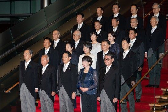 9月13日，日本首相岸田文雄（前排中）在東京的首相官邸率閣僚合影。新華社記者張笑宇攝