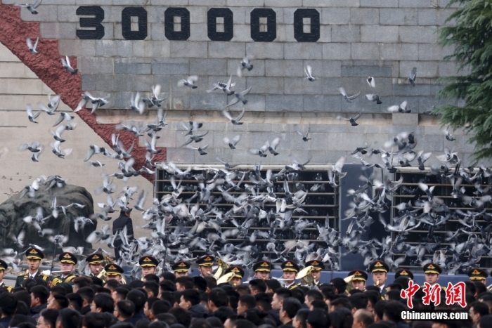 12月13日是第十個(gè)南京大屠殺死難者國(guó)家公祭日。當(dāng)天上午，南京大屠殺死難者國(guó)家公祭儀式在侵華日軍南京大屠殺遇難同胞紀(jì)念館舉行。圖為國(guó)家公祭儀式現(xiàn)場(chǎng)。<a target='_blank' href='/'><p  align=
