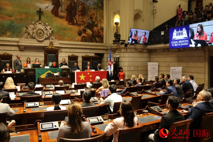 當(dāng)?shù)貢r(shí)間12月15日晚，巴西里約熱內(nèi)盧市議會(huì)在議會(huì)大廳舉行隆重儀式，向一批為推動(dòng)巴西和中國(guó)友好合作做出突出貢獻(xiàn)的機(jī)構(gòu)、團(tuán)體和個(gè)人授予“杰出貢獻(xiàn)獎(jiǎng)”。人民網(wǎng)記者 時(shí)元皓攝