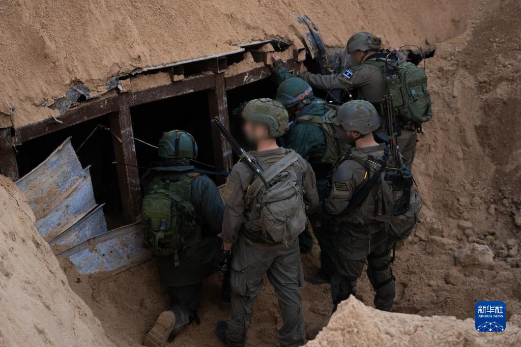 這張以色列國防軍12月17日發(fā)布的照片顯示，以軍地面部隊在加沙地帶發(fā)現(xiàn)一處大型地下隧道。新華社發(fā)