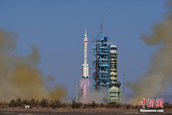 資料圖：北京時(shí)間2023年10月26日11時(shí)14分，搭載神舟十七號(hào)載人飛船的長征二號(hào)F遙十七運(yùn)載火箭在酒泉衛(wèi)星發(fā)射中心點(diǎn)火發(fā)射。汪江波 攝
