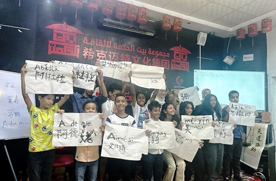 學(xué)著用中文書寫自己姓名的埃及兒童們。埃及?？诉~特文化集團(tuán)供圖