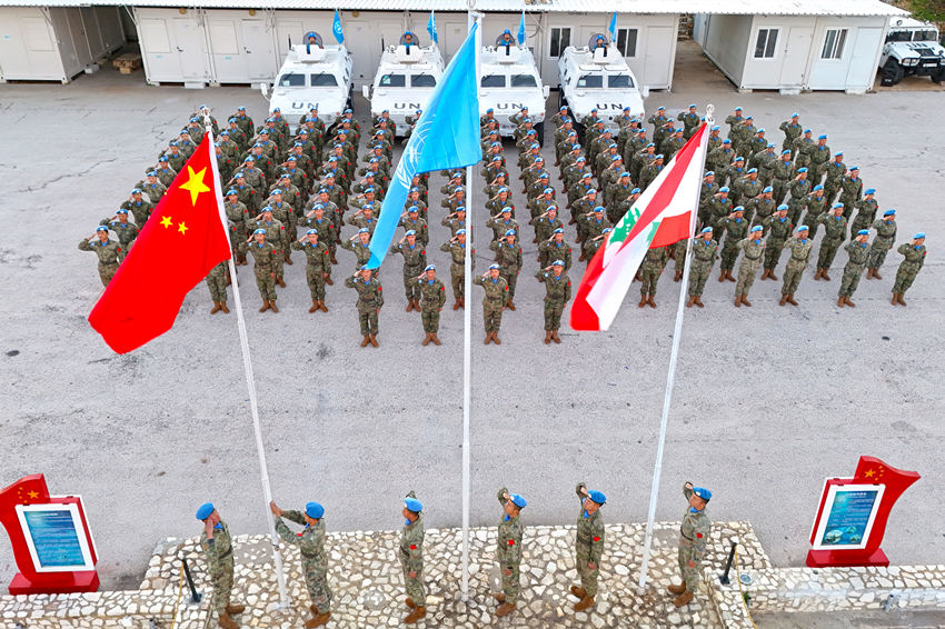 1月1日，中國第22批赴黎巴嫩維和官兵們舉行升旗儀式。胡光明攝