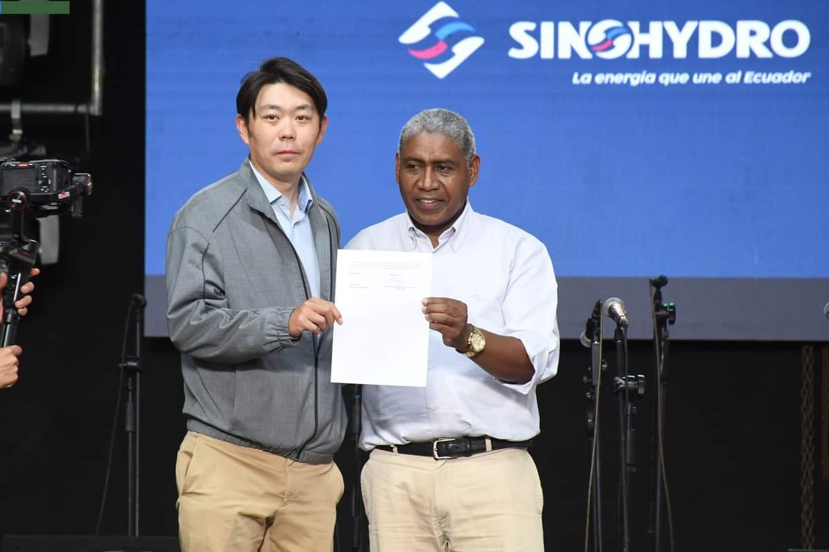中國電建厄瓜多爾國別代表白納（左）代表中國電建向厄瓜多爾埃爾查科市康復中心捐贈了一批康復器材，埃爾查科市市長奧斯卡·德拉克魯斯·卡瓦蒂霍（右）對中國企業(yè)的善舉表示感謝。中國電建厄瓜多爾代表處供圖