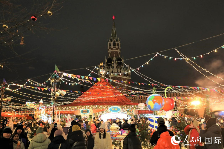 位于莫斯科紅場中央的“古姆”新年集市。人民網(wǎng)記者 隋鑫攝