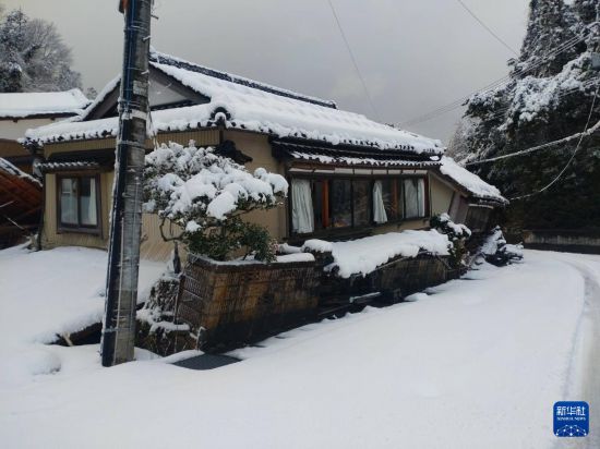 這是1月8日拍攝的日本能登半島地震災(zāi)區(qū)珠洲市的街景。