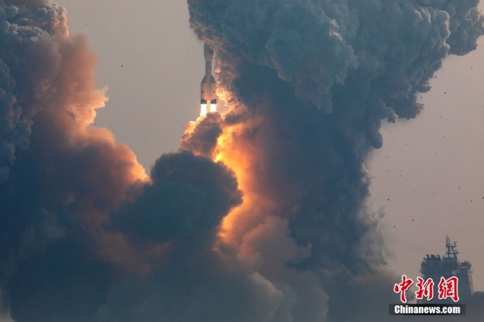 北京時間1月11日13時30分，引力一號遙一運載火箭由太原衛(wèi)星發(fā)射中心在山東海陽附近海域點火升空，將云遙一號18～20星3顆衛(wèi)星送入預(yù)定軌道，飛行試驗任務(wù)獲得圓滿成功。這是引力一號火箭首次飛行，創(chuàng)造全球最大固體運載火箭、中國運力最大民商火箭紀(jì)錄。圖/太原衛(wèi)星發(fā)射中心