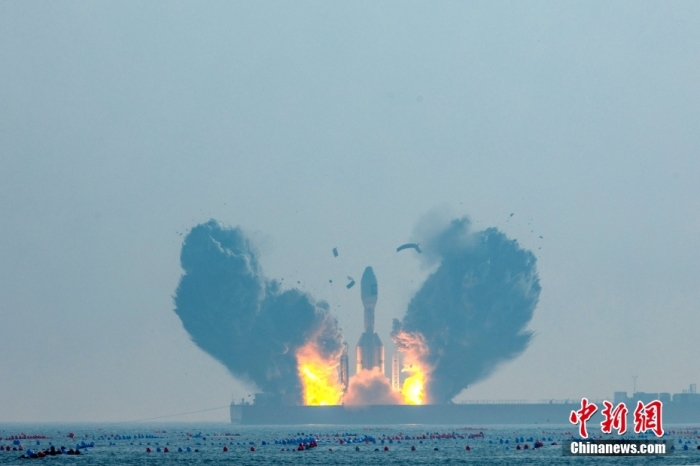 北京時間1月11日13時30分，引力一號遙一運載火箭由太原衛(wèi)星發(fā)射中心在山東海陽附近海域點火升空，將云遙一號18～20星3顆衛(wèi)星送入預(yù)定軌道，飛行試驗任務(wù)獲得圓滿成功。這是引力一號火箭首次飛行，創(chuàng)造全球最大固體運載火箭、中國運力最大民商火箭紀(jì)錄。圖/太原衛(wèi)星發(fā)射中心