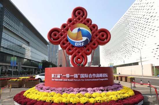 這是2023年10月17日在北京國家會議中心附近拍攝的“一帶一路”國際合作高峰論壇景觀布置。新華社記者 陳斌 攝