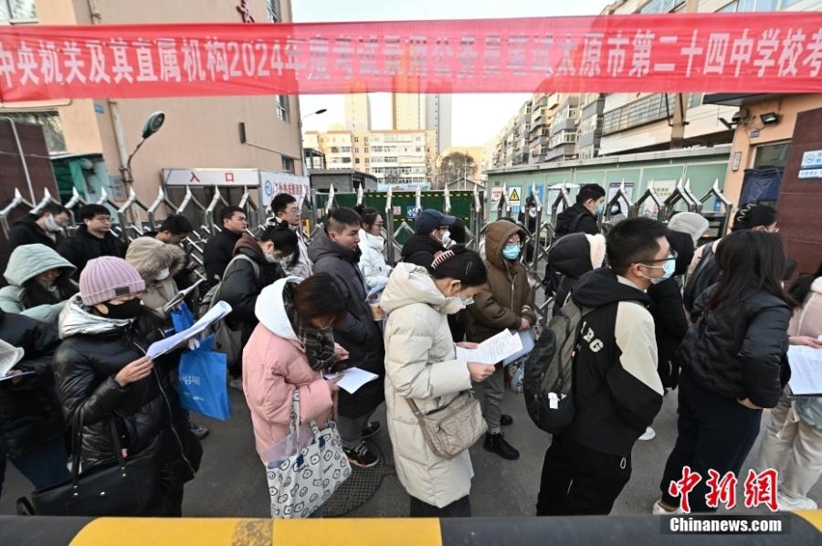 2023年11月26日，山西省太原市，考生步入考場(chǎng)。當(dāng)日，中央機(jī)關(guān)及其直屬機(jī)構(gòu)2024年度考試錄用公務(wù)員公共科目筆試開(kāi)考。<a target='_blank' href='/'><p  align=