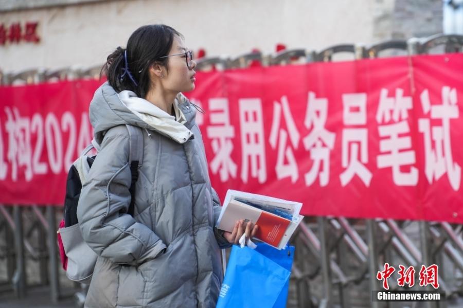 2023年11月26日，山西省太原市，考生步入考場(chǎng)。當(dāng)日，中央機(jī)關(guān)及其直屬機(jī)構(gòu)2024年度考試錄用公務(wù)員公共科目筆試舉行。<a target='_blank' href='/'><p  align=