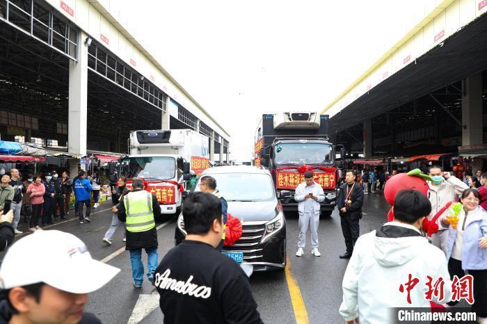 運(yùn)載蔓越莓車隊(duì)前，不少民眾正在圍觀打卡。 王偉臣 攝