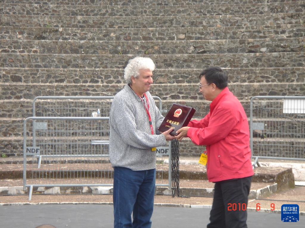 這是2010年帕特里克·索米耶（圖左）獲頒北京市人民政府授予的“長(zhǎng)城友誼獎(jiǎng)”時(shí)的資料照片。新華社發(fā)（受訪對(duì)象供圖）