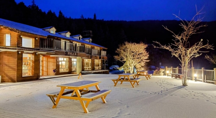 位在宜蘭縣內(nèi)的太平山森林游樂區(qū)23日凌晨開始下雪，園區(qū)翠峰山屋前一片雪白。圖片來源：臺灣“中央社”。