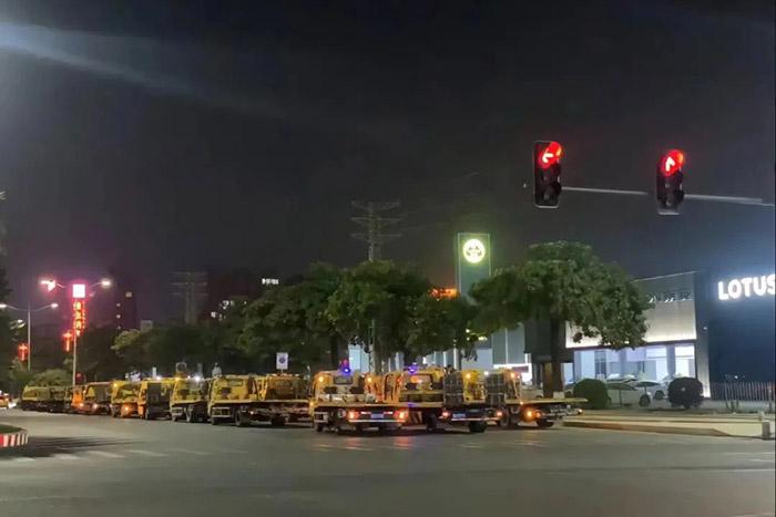 有多輛拖車(chē)出現(xiàn)在東莞寮步汽車(chē)城門(mén)口。視頻截圖