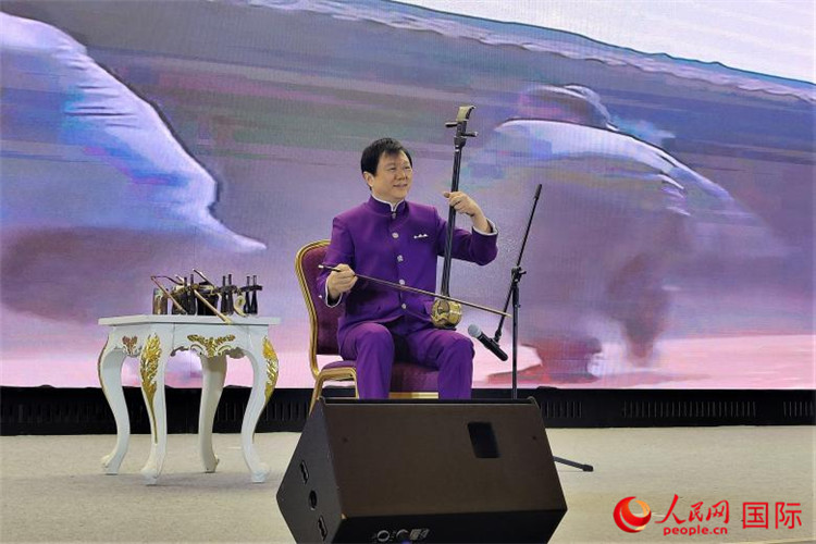 二胡演奏家、國家一級(jí)演員王之輝演奏《新春樂》。人民網(wǎng)記者 于宏建攝