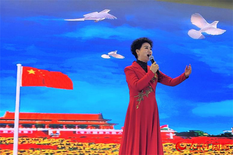 女高音歌唱家、國家一級(jí)演員江如虹演唱《我愛你中國》。人民網(wǎng)記者 于宏建攝