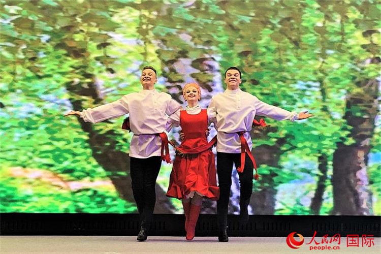 來自莫斯科州藝術(shù)學(xué)院舞蹈團(tuán)的演員表演舞蹈《三套車》。人民網(wǎng)記者 于宏建攝