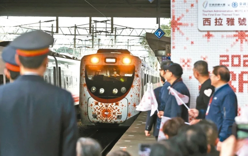 圖為彩繪列車“SIRAYA西拉雅號”。圖片來源：臺灣《聯(lián)合報(bào)》侯永全攝