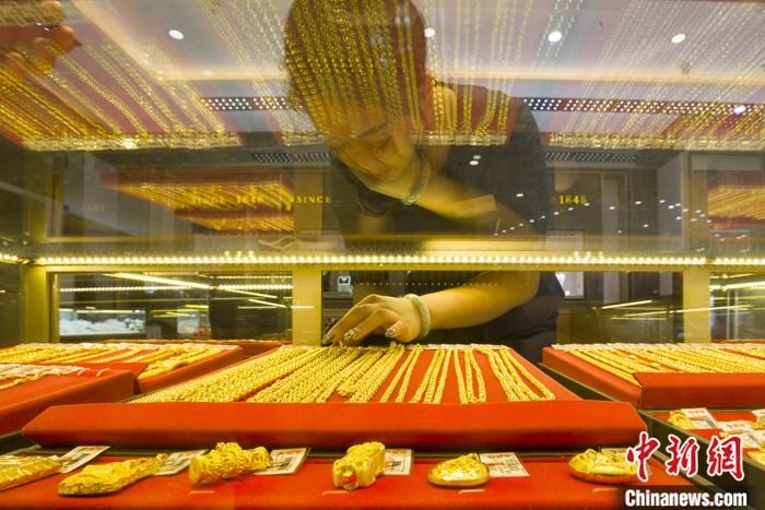 山西省太原市，一商場(chǎng)工作人員整理黃金飾品。