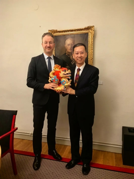 中國(guó)駐瑞典大使崔愛民（右）會(huì)見瑞典外交部外貿(mào)總司長(zhǎng)嚴(yán)波（左）。中國(guó)駐瑞典大使館供圖