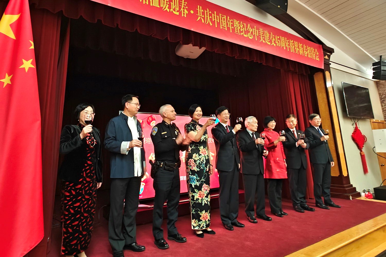 僑胞代表與駐舊金山總領(lǐng)館官員合影。主辦方供圖