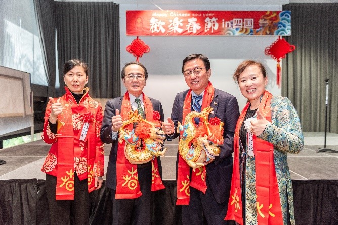 向池田知事、大西市長贈送“歡樂春節(jié)“吉祥龍。從左到右為魏有美副總領(lǐng)事、池田豊人知事、大西秀人市長、馬曉琛主任。中國駐大阪旅游辦事處供圖