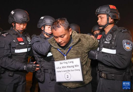 1月30日，在緬甸內(nèi)比都國際機(jī)場，緬甸警方依法向我公安機(jī)關(guān)移交緬北重大犯罪嫌疑人白應(yīng)蒼。新華社記者 殷剛 攝
