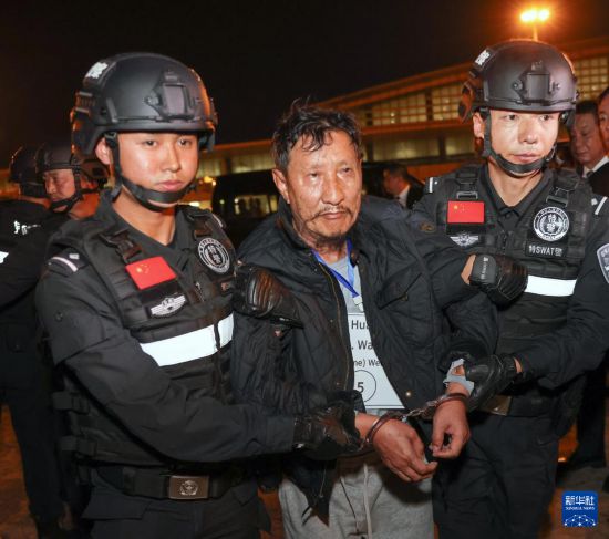 1月30日，在緬甸內(nèi)比都國際機(jī)場，緬甸警方依法向我公安機(jī)關(guān)移交緬北重大犯罪嫌疑人魏懷仁。新華社記者 殷剛 攝