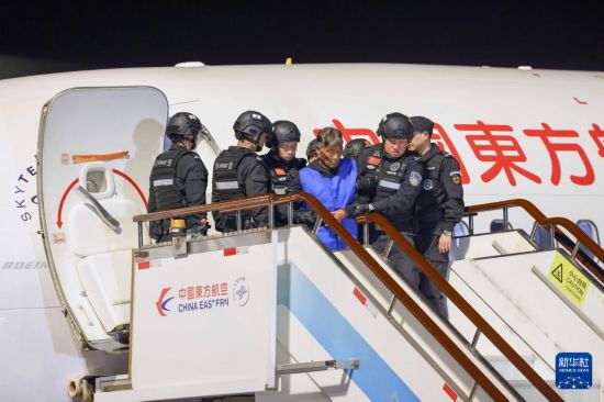 1月30日，在云南昆明長水機(jī)場，緬北重大犯罪嫌疑人白所成被我公安機(jī)關(guān)成功押解回國。新華社記者 殷剛 攝