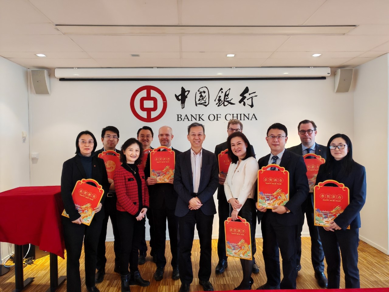 中國駐瑞典大使崔愛民（左六）與中國銀行（歐洲）有限公司斯德哥爾摩分行中外員工合影。中國駐瑞典大使館供圖
