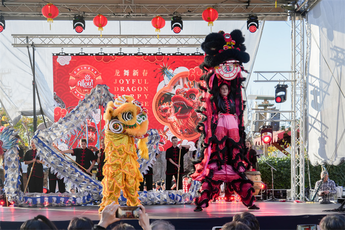 中國(guó)駐希臘大使館大使肖軍正與希方嘉賓為舞龍點(diǎn)睛。     希臘小朋友進(jìn)行舞龍舞獅表演?！吨邢r(shí)報(bào)》供圖