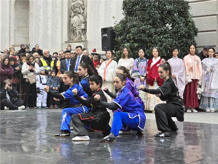 當(dāng)?shù)匚湫g(shù)學(xué)院進(jìn)行武術(shù)表演。張錫琪攝