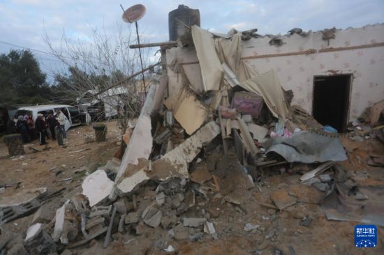 2月5日，在加沙地帶南部城市拉法，人們查看以軍空襲后的建筑廢墟。新華社發(fā)（哈立德·奧馬爾攝）