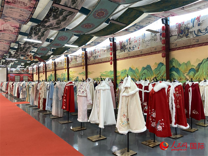 1月24日，在山東省菏澤市曹縣大集鎮(zhèn)穿越大唐漢服云倉直播基地展廳里擺放的漢服。 人民網(wǎng) 周琳佳攝